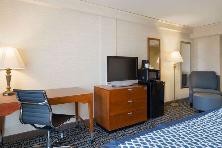 Room 13 of 32