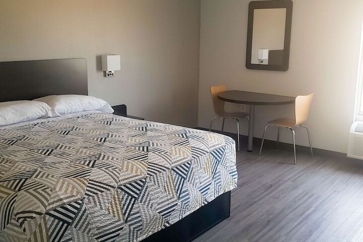 Room 10 of 16