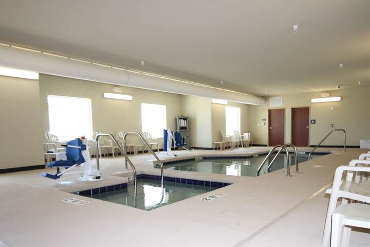 Cobblestone Hotel & Suites – Devils Lake