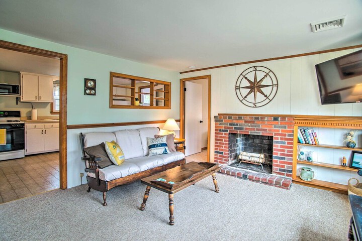 Traditional Cape Cod Cottage: Walk to Beach!