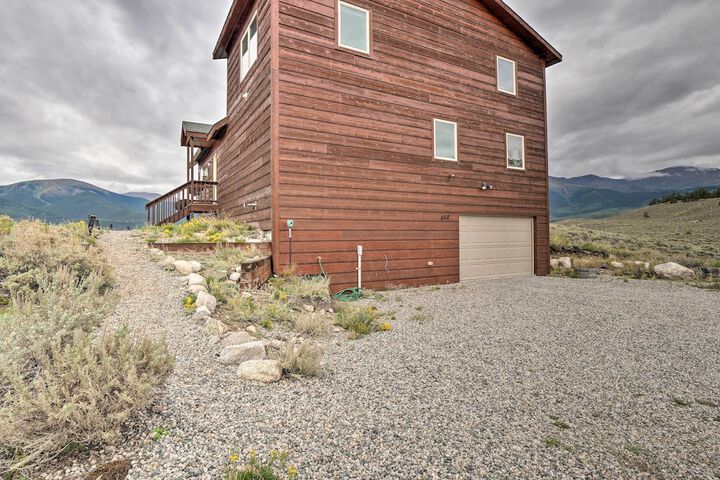 Breathtaking Views: Twin Lakes Retreat w / Deck