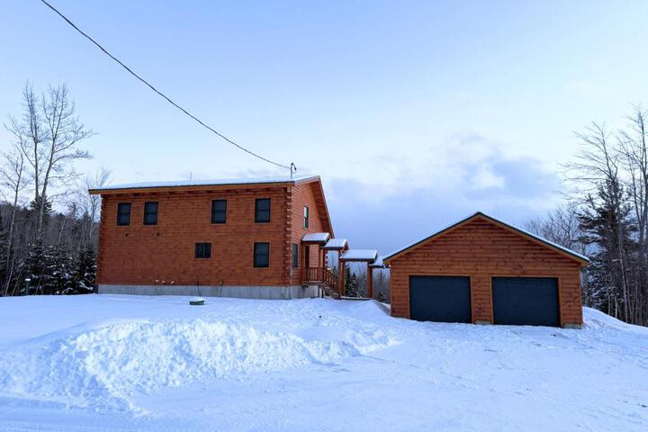 UV Log home with direct Cannon Mountain views Minutes to attractions Fireplace Pool Table AC