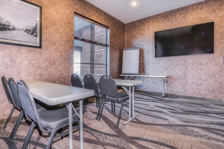 Cobblestone Hotel & Suites - Waukesha / West Milwaukee