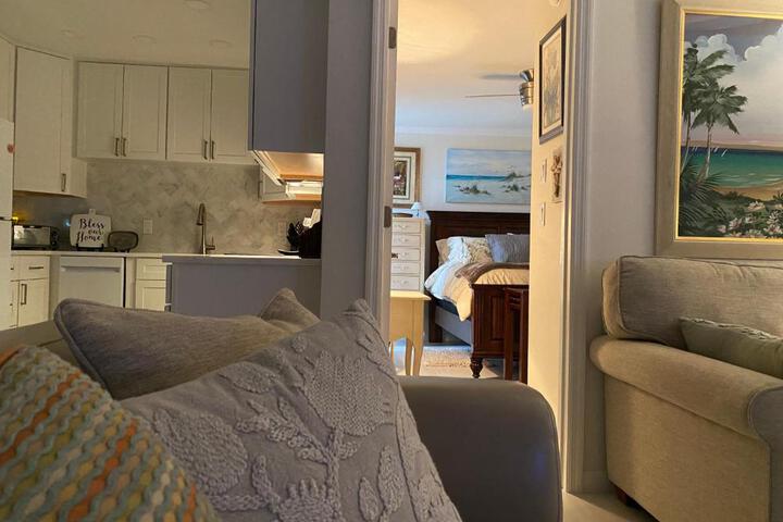 Closest 1BR to Vanderbilt Beach full kitchen with dishwasher, ALL NEW!