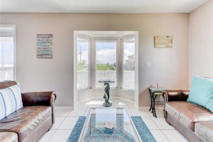Sea Forever Upper Level 3 Bedrooms, Ocean Views, Sleeps 10