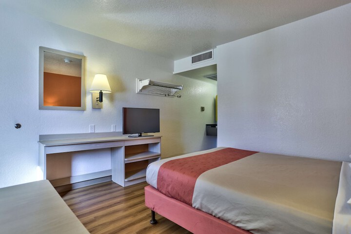Room 25 of 37