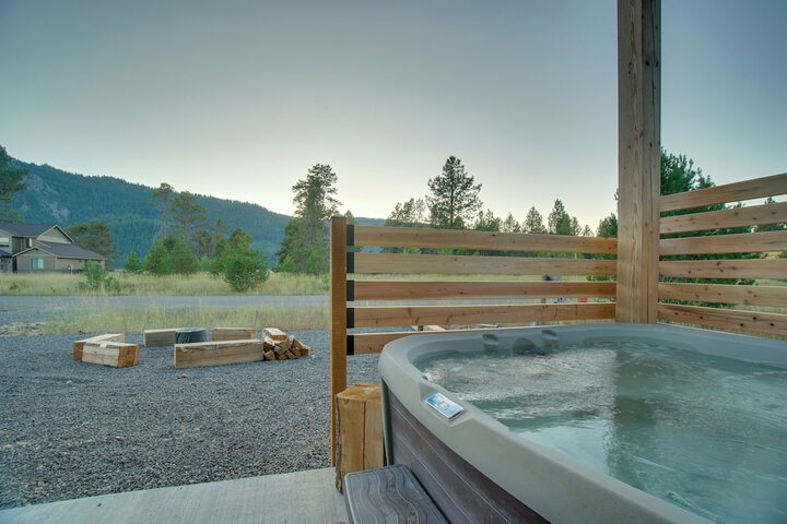Modern Donnelly Cabin w / Private Hot Tub