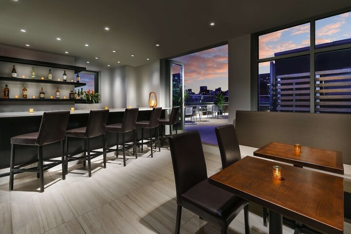 Lounge 23 of 25