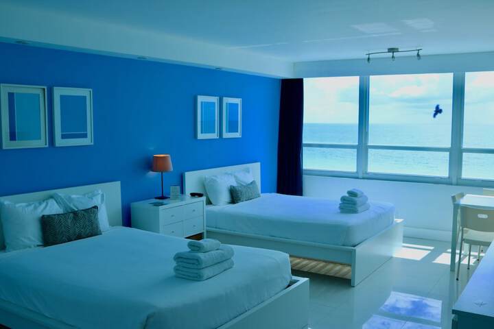 Room 8 of 100