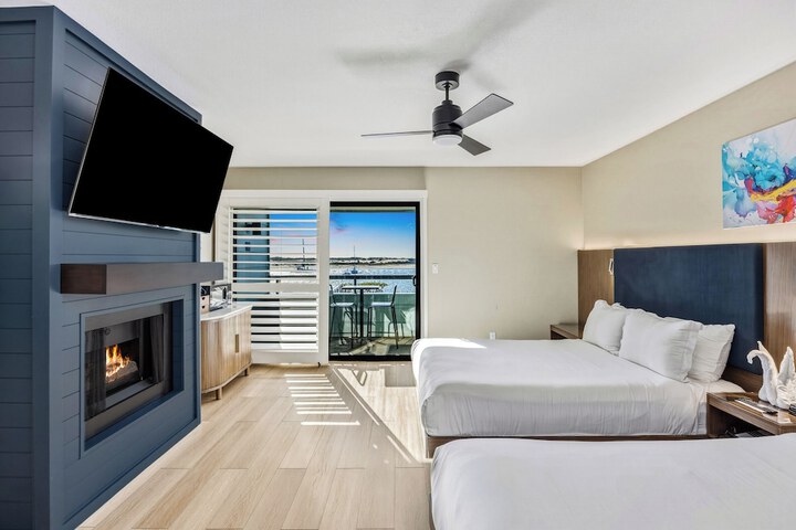 456 Embarcadero Inn & Suites