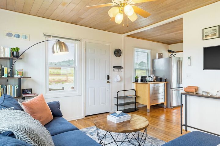 Swan Lake Cottage by Avantstay Views + Firepit