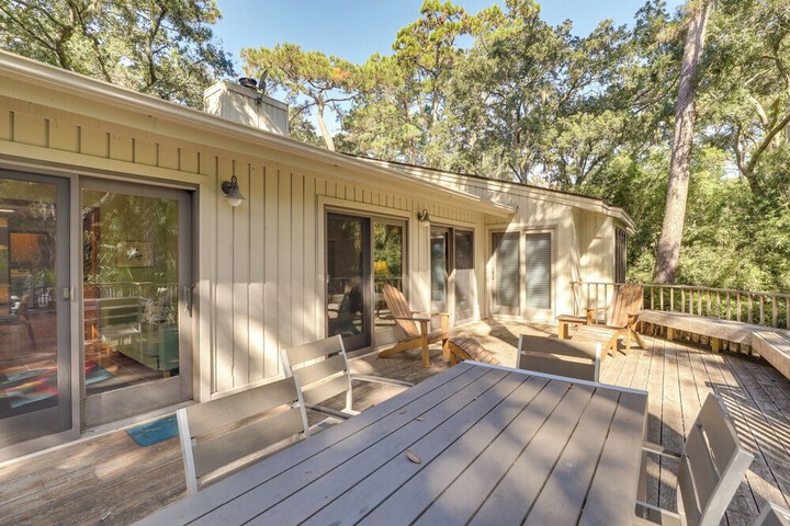 Spacious Kiawah Island Home w / Deck Walk to Beach