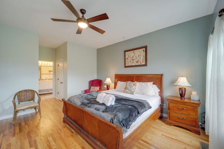 Classy Home w / Hot Tub + Mt. Jefferson Views!