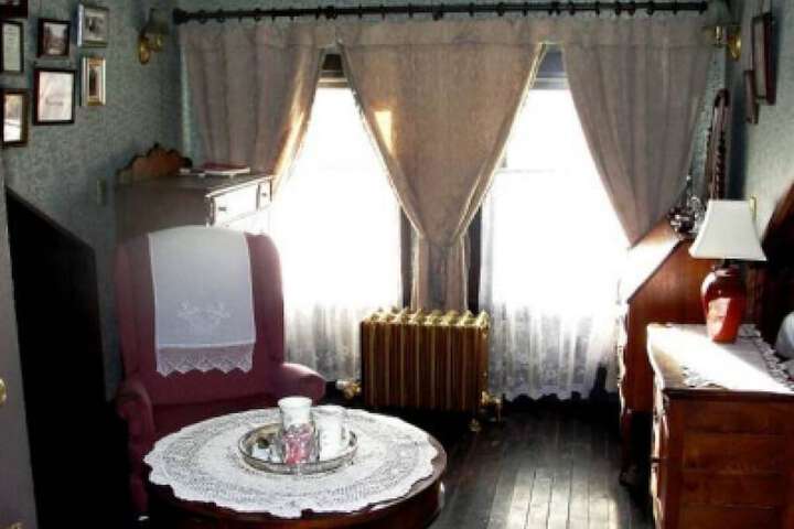 Room 73 of 76