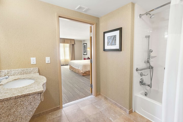 Room 10 of 32