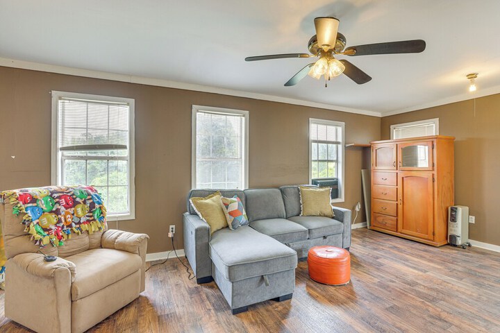 Clanton Cottage w / Charcoal Grill & Porch!