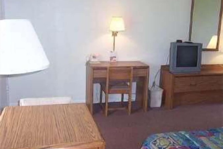Room 8 of 16