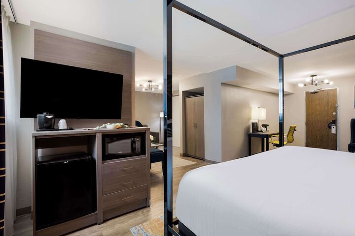 Room 32 of 41