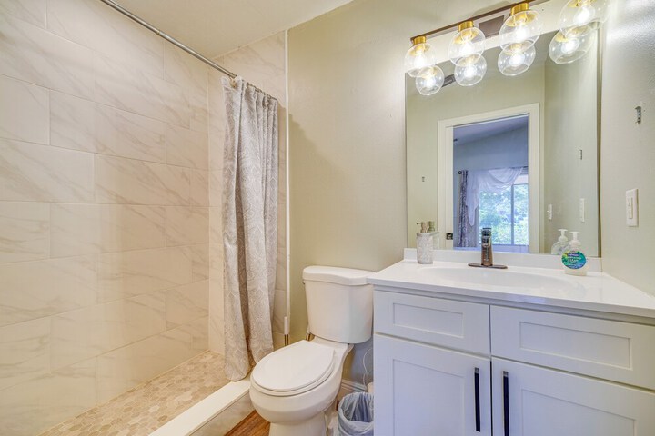 Sunny Palm Bay Home w / Screened Porch Near Beaches