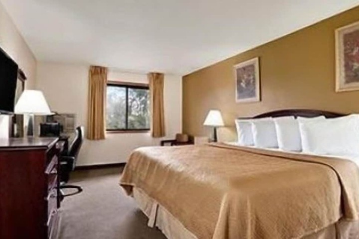 Travelodge by Wyndham La Porte / Michigan City Area