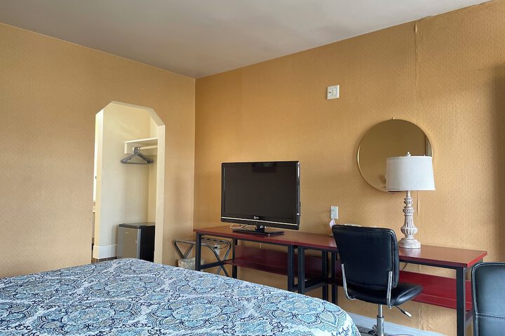 Room 10 of 16