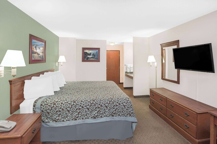 Days Inn & Suites by Wyndham Brinkley