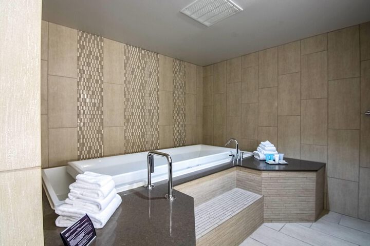 Oasis Hotel & Convention Center an Ascend Collection Hotel
