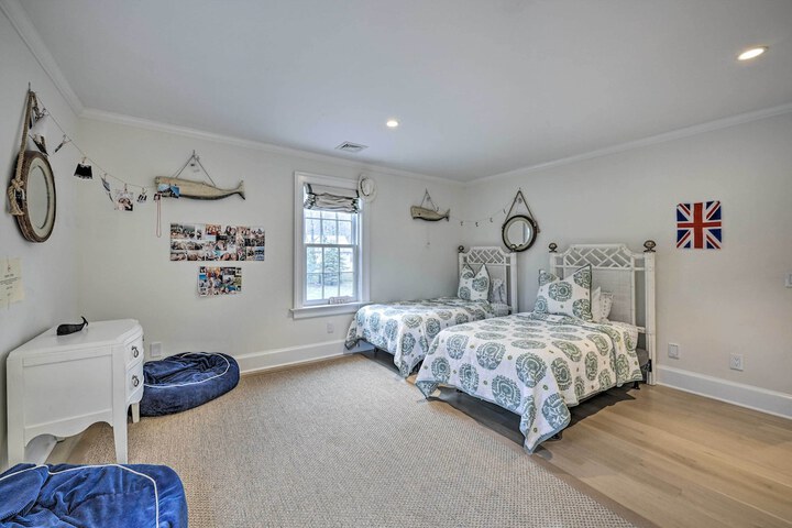 Shelter Island Retreat w / Outdoor Pool!