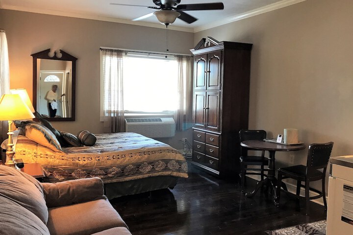 Room 8 of 28