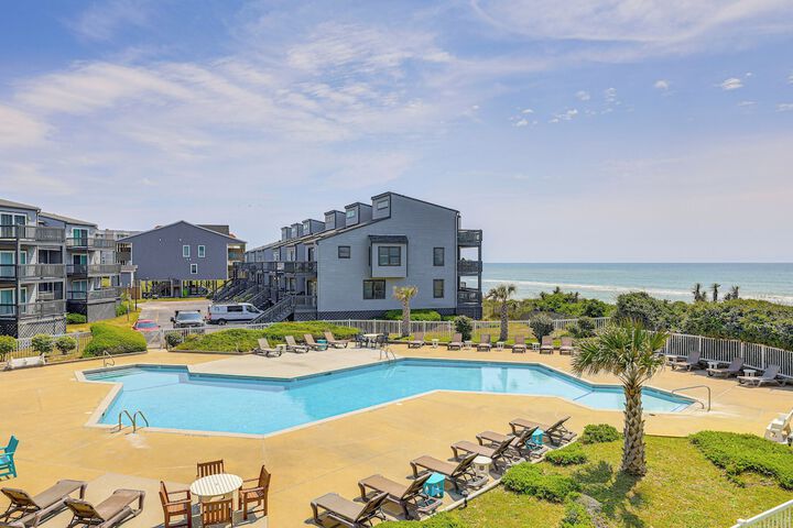 N Topsail Beach Oceanfront Condo w / Pool!