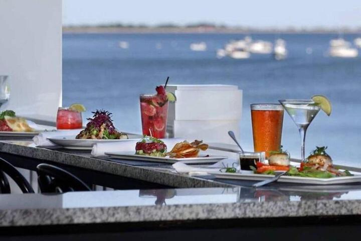 Newly Renovated Carriage House Near Town & Beaches