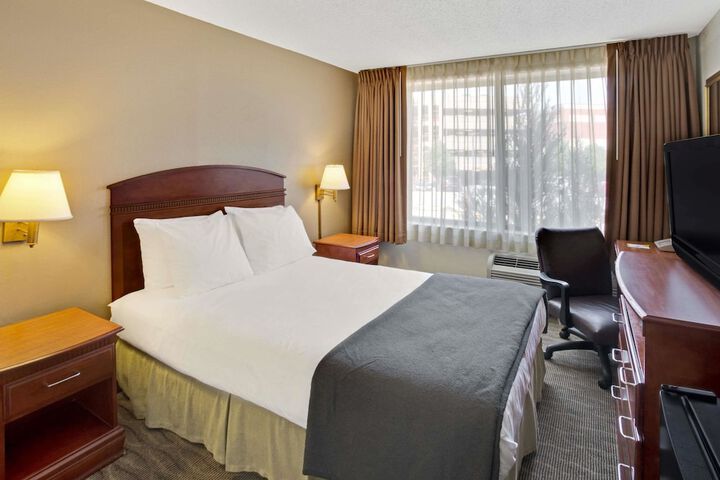 Room 4 of 17