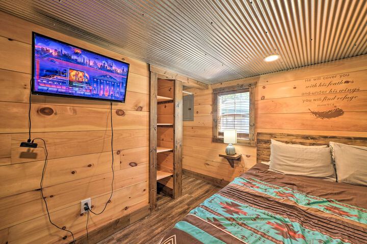 Rustic Dog-friendly Cabin w / Deck & Fire Pit!