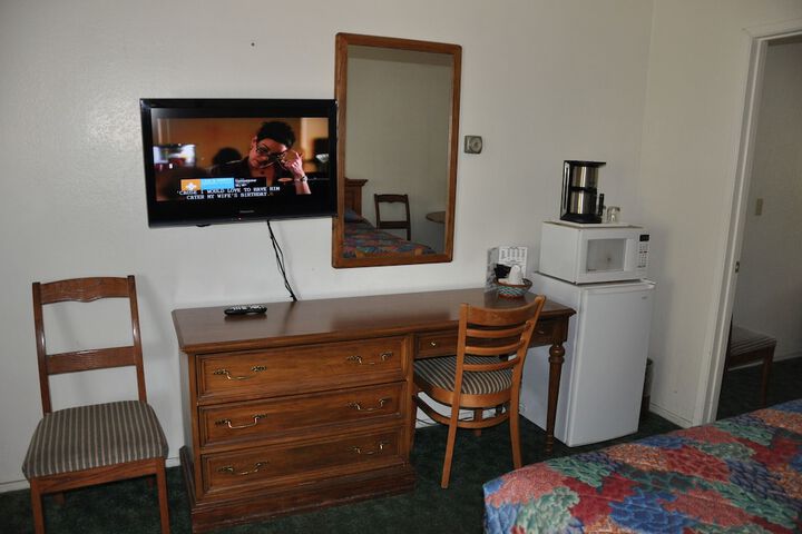 Cedar Inn & Suites