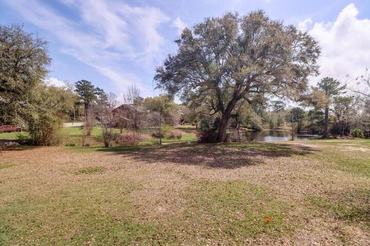 Lakeside Villa - Quite Location walk to the Country Club