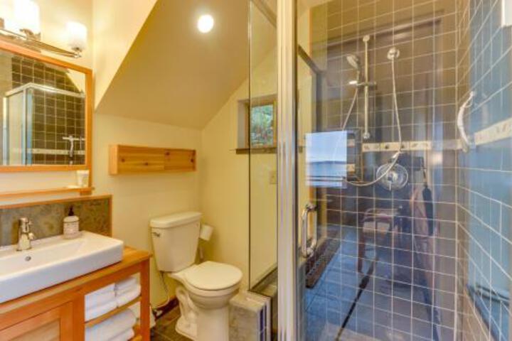 The Cabin at Oak Bay