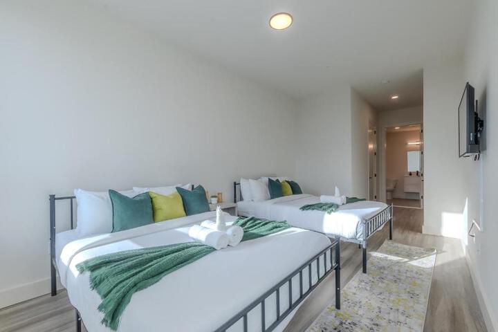 Emerald Escape Free Parking, 2 Bath, Sleeps 8 Near American Dream and The Airport, King Bed and 2 Queen Beds, Washer and Dryer