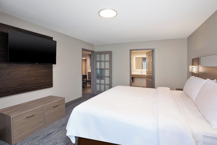 Holiday Inn Express & Suites Milwaukee Nw Park Place by IHG
