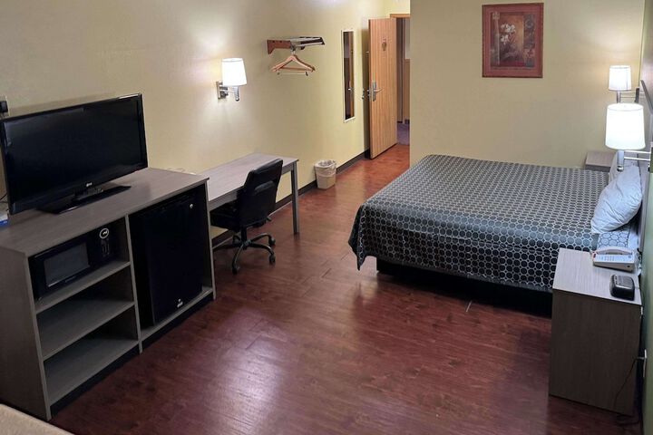 Room 9 of 16