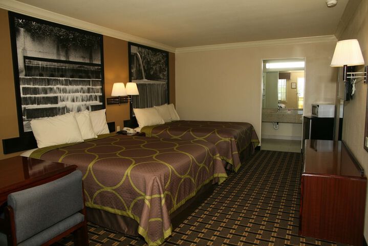 Super 8 by Wyndham Tyler TX