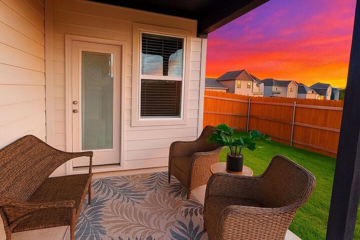 Modern 4BR New Home w Luxury Touches