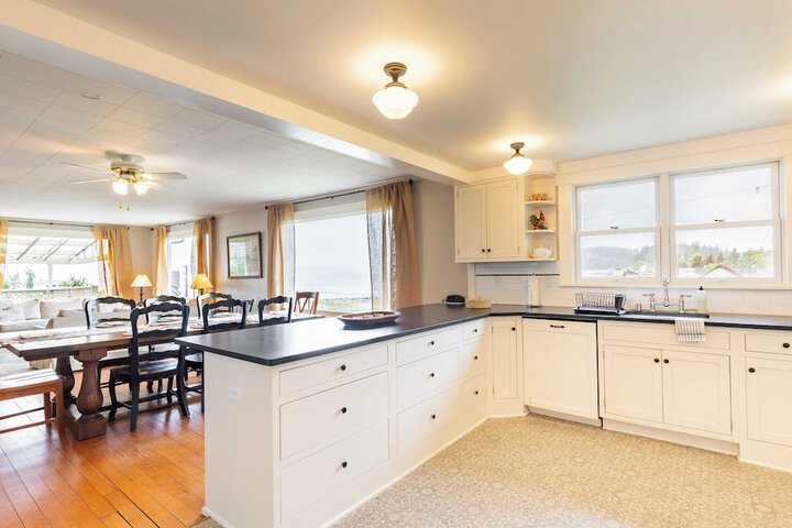 Private Beach Access + Water Views! Sleeps 18 Historic 6bdr Farmhouse w / Deck