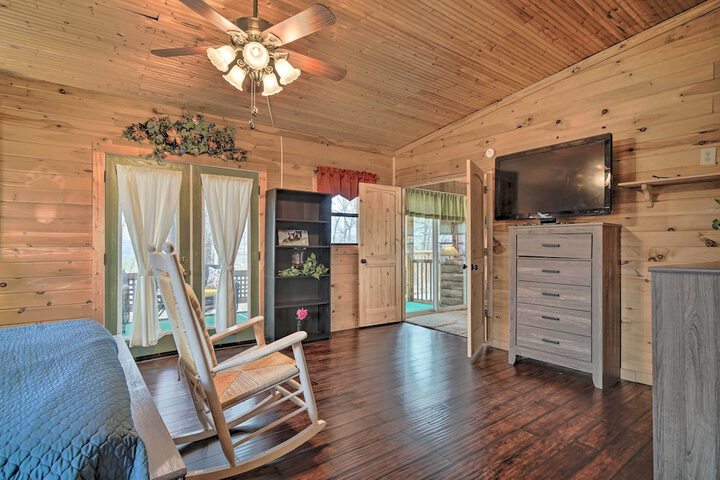 Douglas Lake Cabin w / Mountain-view Deck & Grill