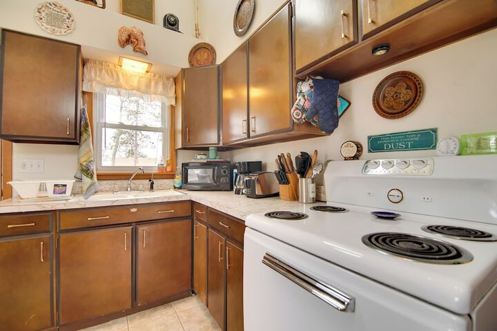 Twin Lakes Home - Walk to Lake Elizabeth!