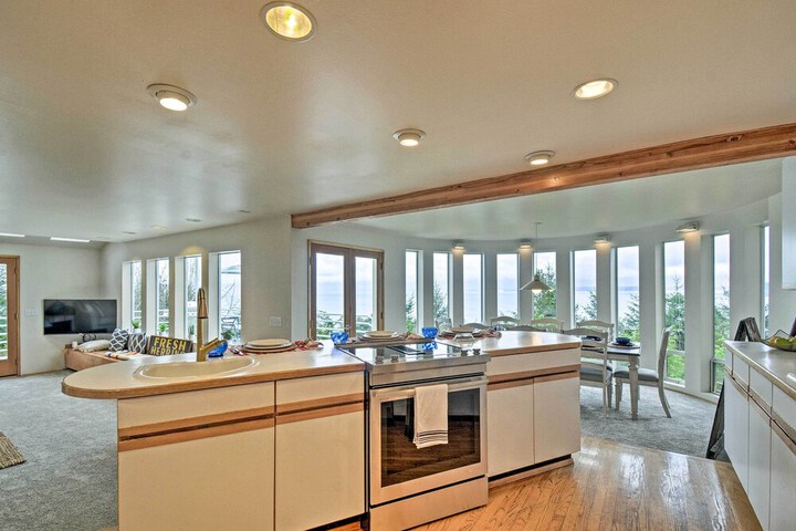Unique Port Ludlow Home w / 3 Decks & Hot Tub!