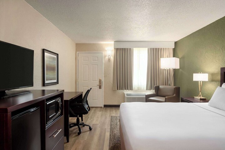 Room 46 of 76