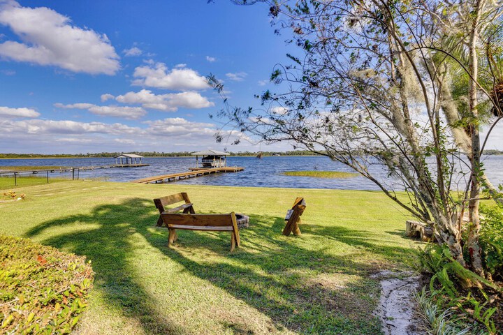 Lakefront Home w / Game Room Kayaks, & Fire Pit
