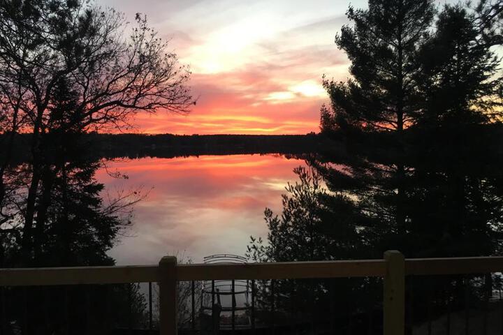 Lakefront Home 4 Bedroom 4 Bath Sleeps 12