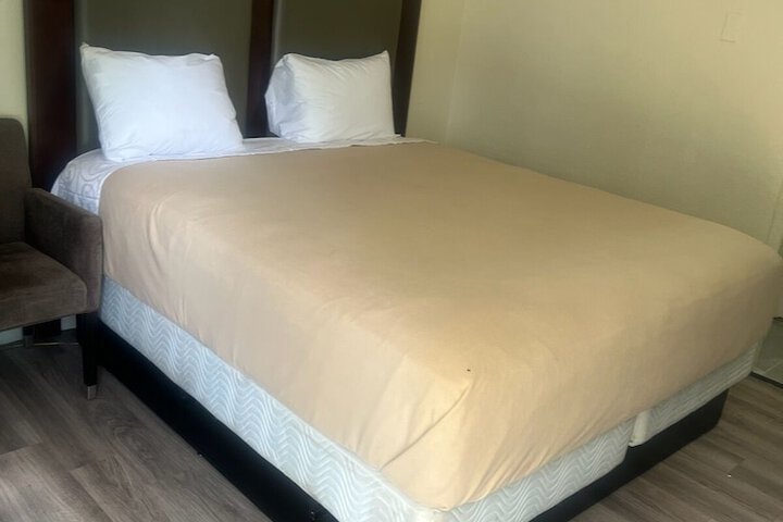 Room 6 of 10