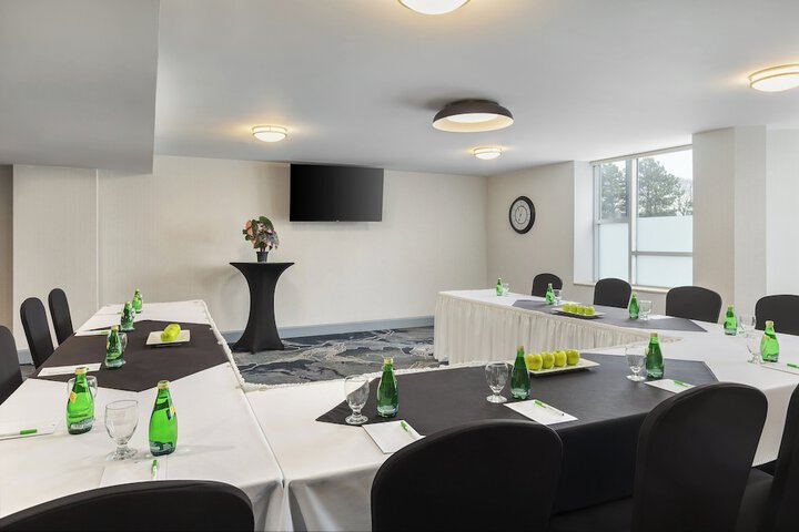 Holiday Inn Oakville Centre by IHG